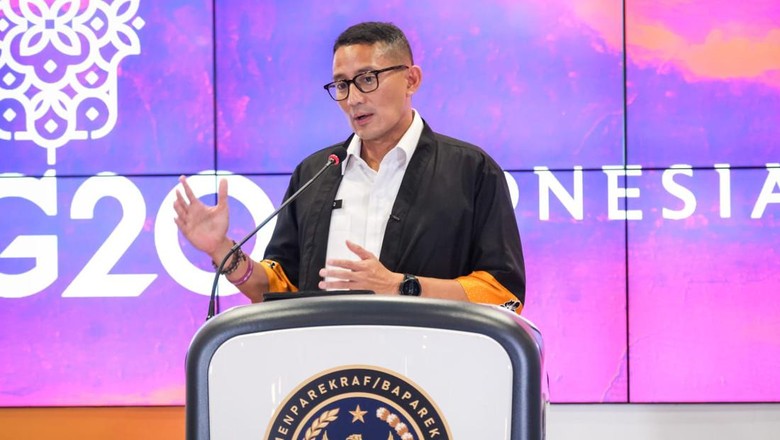 Sandiaga Uno Menparekraf Sandiaga Salahuddin Uno memaparkan sejumlah persiapan yang telah dilakukan jelang pelaksanaan Konferensi Tingkat Tinggi (KTT) G20 dalam Weekly Brief with Sandi Uno di Gedung Sapta Pesona, Jakarta Pusat, Senin (3/10/2022).