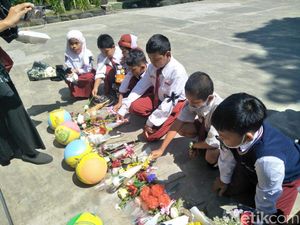 Aksi Duka Cita Pelajar SD Kota Malang untuk Korban Tragedi Kanjuruhan