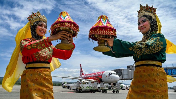 Sempat Dihentikan, AirAsia layani Kembali Rute Internasional AirAsia buka kembali rute penerbangan Internasional Kuala Lumpur, Malaysia dari Banda Aceh, Padang, dan Pekanbaru. Pembukaan dimulai dari 1 Oktober 2022.