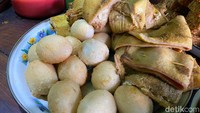 Kalau babat 1 potong Rp 15.000, tempe dan perkedel Rp 2.000, telur Rp 4.000, jelas Nur Hasanah soal harga pelengkap soto Madura.