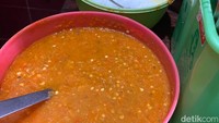 Racikan sambal yang pedas segar di Soto Mariyam. Paling enak mengaduknya jadi satu dengan nasi dan kuah soto. Slurpp!