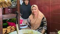 Ini dia generasi penerus Soto Mariyam sekarang. Sebelah kiri, Suratie, sang peracik soto. Sementara sebelah kanan adalah Nur Hasanah, cucu pendiri Soto Mariyam.