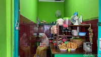 Area meracik soto Madura dan makan di Soto Mariyam jadi satu. Meski tempatnya mungil, tapi penataannya rapi dan bersih.
