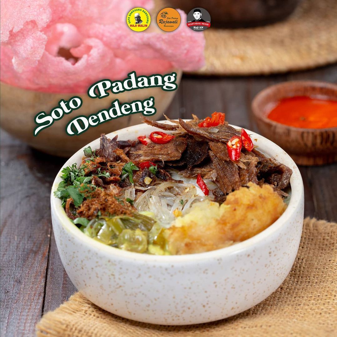 Tempat makan soto Padang enak di Jakarta buat makan siang.
