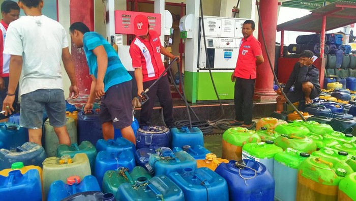 Suasana SPBN Pengambengan saat stok solar datang, jeriken nelayan Jembrana, Bali, antre dari pagi, Selasa (4/10/2022).