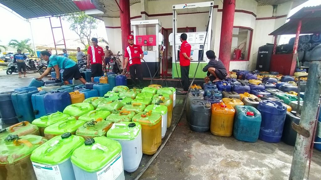 Suasana SPBN Pengambengan saat stok solar datang, jeriken nelayan Jembrana, Bali, antre dari pagi, Selasa (4/10/2022).