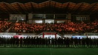 Para suporter dan pemain yang hadir di Stadion Dipta, Senin (3/10/2022), mendoakan korban tragedi Kanjuruhan. Perwakilan salah satu suporter mengungkapkan duka mendalam atas insiden tersebut. Foto: Website Bali United