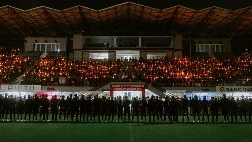 Suporter Arema FC di Bali, bersama suporter dan para pemain Bali United menggelar doa bersama untuk korban tragedi Kanjuruhan Malang, Senin (3/10/2022) malam.