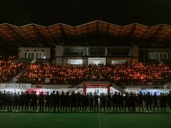 Para suporter dan pemain yang hadir di Stadion Dipta, Senin (3/10/2022), mendoakan korban tragedi Kanjuruhan. Perwakilan salah satu suporter mengungkapkan duka mendalam atas insiden tersebut. Foto: Website Bali United