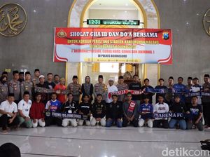 Suporter dan Polisi di Bojonegoro Salat Gaib Korban Tragedi Kanjuruhan
