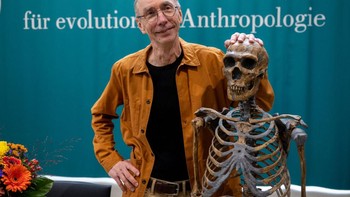 Seperti dikutip detikINET dari BBC, pada tahun 1990, riset tentang kode genetik manusia mulai marak, namun mengandalkan sampel DNA yang baru. Nah, Paabo malah tertarik pada tulang manusia purba berusia 40 ribu tahun dan berhasil memetakannya. Foto: AFP via Getty Images/JONATHAN NACKSTRAND