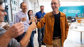 Sang profesor disambut meriah di tempatnya bekerja, Institut Max Planck di Jerman. Dari penelitiannya, terungkap pula bahwa Homo Sapiens dan Neanderthal pernah punya anak bersama. Pada hari ini, sekitar 1 sampai 4% DNA manusia modern berasal dari Neanderthal dan berdampak pada kemampuan manusia merespons infeksi. Foto: AFP via Getty Images/JONATHAN NACKSTRAND