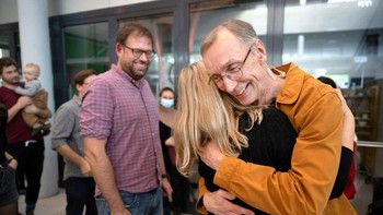 Kontribusi lain Paabo adalah pada tahun 2008, ketika ditemukan tulang jari berusia 40 ribu tahun di Siberia. Paabo berhasil membuat sekuens sample DNA dan hasilnya menunjukkan manusia purba hominin yang dulu tidak diketahui, yaitu Denisovans. Foto: AFP via Getty Images/JONATHAN NACKSTRAND