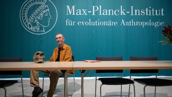 Sang profesor pun gabung dengan berbagai nama besar di dunia sains yang telah meraih hadiah Nobel. Foto: AFP via Getty Images/JONATHAN NACKSTRAND