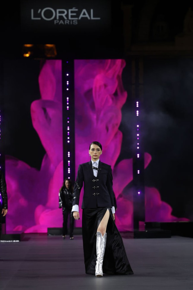 Sentuhan edgy ditampilkan lewat high-knee boots warna silver yang menarik perhatian. Foto: Getty Images