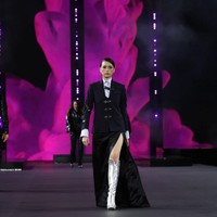 Sentuhan edgy ditampilkan lewat high-knee boots warna silver yang menarik perhatian. Foto: Getty Images