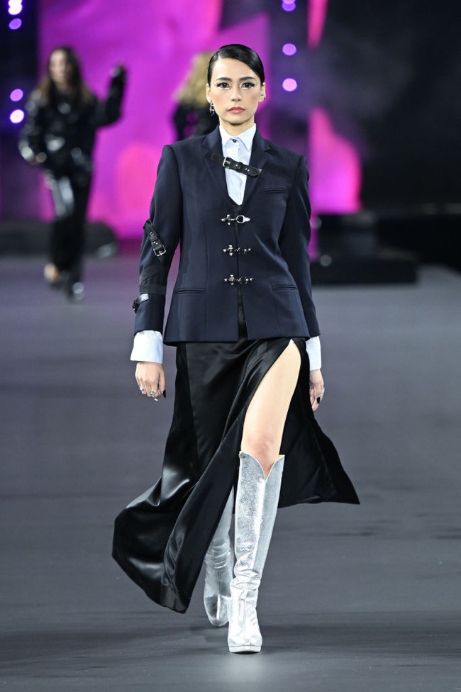 Tamara tampil edgy dengan blazer hitam, rok asimetris dan boots silver. Tamara menjadi influencer Indonesia pertama yang tampil di peragaan Paris Fashion Week. Foto: Getty Images