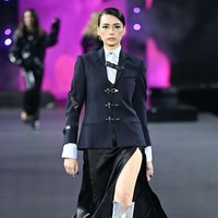 Tamara tampil edgy dengan blazer hitam, rok asimetris dan boots silver. Tamara menjadi influencer Indonesia pertama yang tampil di peragaan Paris Fashion Week. Foto: Getty Images