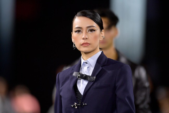 Tampil di Paris Fashion Week menjadi pengalaman luar biasa baginya. “Sebuah pencapaian yg luar biasa bisa ada diatas panggung international bersama dengan puluhan international spokes and KOL,” tulis wanita blasteran Sunda-Tionghoa dan Belanda ini pada caption foto Instagram. Foto: Getty Images