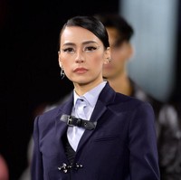 Tampil di Paris Fashion Week menjadi pengalaman luar biasa baginya. “Sebuah pencapaian yg luar biasa bisa ada diatas panggung international bersama dengan puluhan international spokes and KOL,” tulis wanita blasteran Sunda-Tionghoa dan Belanda ini pada caption foto Instagram. Foto: Getty Images