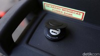 Bus ini dilengkapi dengan USB charger.