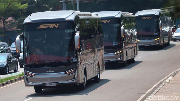 Bus PO SAN melaju di jalan raya di Jakarta. PO SAN merilis armada baru untuk melayani rute Pekanbaru-Solo-Blitar. Berjumlah 4 unit, armada anyar ini berbalut bodi bus Laksana Legacy SR3 Ultimate terbaru.