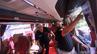 Direktur Utama PO SAN Kurnia Lesani Adnan dan Pendiri PO San Hasanuddin Adnan menunjukkan interior bus.
