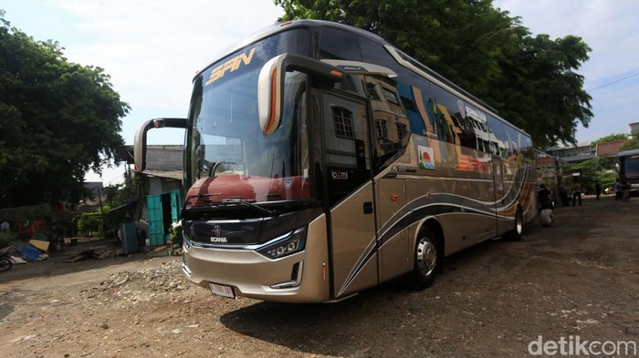 Bus PO SAN terparkir saat peresmian di Jakarta. PO SAN bakal merilis armada baru untuk melayani rute Pekanbaru-Solo-Blitar. Berjumlah 4 unit, armada anyar ini berbalut bodi bus Laksana Legacy SR3 Ultimate terbaru.