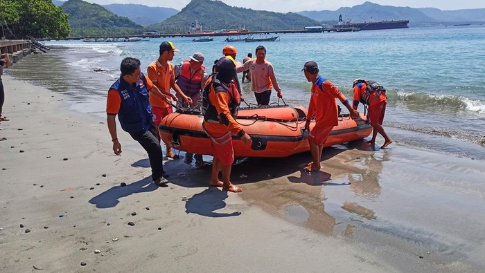 Tim SAR gabungan saat melakukan pencarian terhadap bule Inggris yang hilang saat melakukan aktivitas snorkeling di pantai Blue Lagoon, Padangbai, Selasa (4/10/2022).