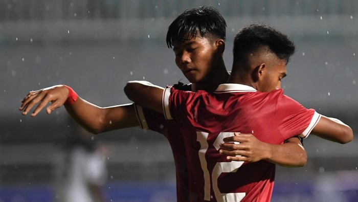 Timnas Indonesia U-17 pesta gol melawan Guam di Kualifikasi Piala Asia U-17. Garuda Asia menang telak dengan skor 14-0.