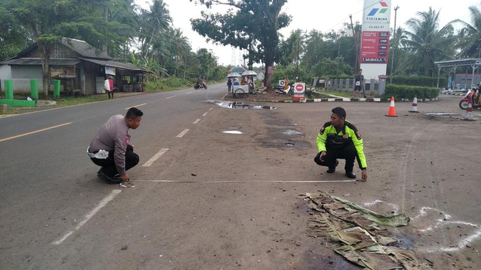 TKP pemotor tewas terlindas bus di Pandeglang