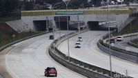 Sejumlah kendaraan melintas di Jalan Tol Serpong - Balaraja seksi 1A, Serpong, Tangerang Selatan, Selasa (4/10/2022).