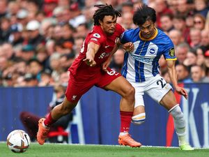 Gary Neville: Alexander-Arnold Bisa Selevel Cafu Asal...