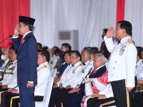 Upacara Parade Senja di Kementerian Pertahanan memperlihatkan momen kebersamaan Presiden Jokowi dan Menhan Prabowo Subianto. (Muchlis Jr - Biro Pers Sekretariat Presiden)