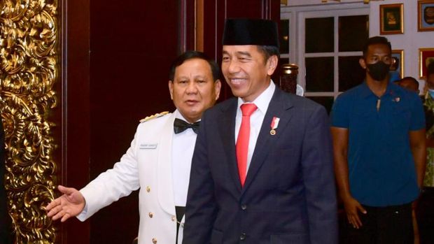 Upacara Parade Senja di Kementerian Pertahanan memperlihatkan momen kebersamaan Presiden Jokowi dan Menhan Prabowo Subianto. (Muchlis Jr - Biro Pers Sekretariat Presiden)