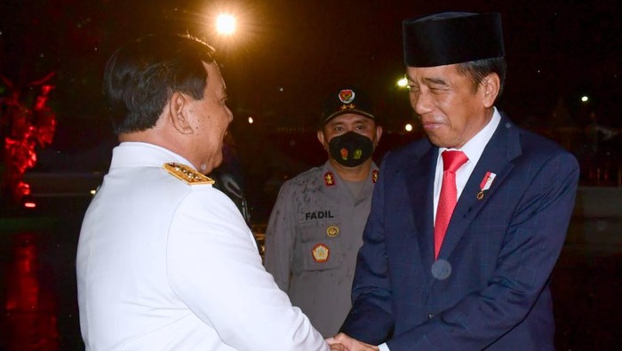 Upacara Parade Senja di Kementerian Pertahanan memperlihatkan momen kebersamaan Presiden Jokowi dan Menhan Prabowo Subianto. (Muchlis Jr - Biro Pers Sekretariat Presiden)