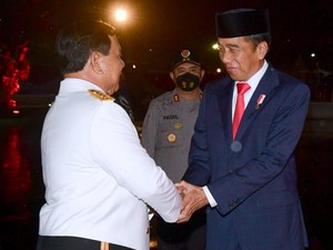 Momen Kebersamaan Jokowi dan Prabowo di Upacara Parade Senja