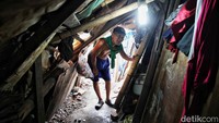 World Bank atau Bank Dunia mengeluarkan laporan yang menyebut sebanyak 13 juta warga kelas menengah bawah di Indonesia jatuh dalam kemiskinan. 