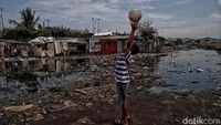 Seorang anak tengah bermain bola di pemukiman kumuh Kampung Bengek, Muara Baru.