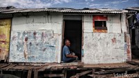 Seorang warga berada di rumah gubuknya di Kampung Bengek, Muara Baru, Penjaringan, Jakarta Utara, Selasa (4/10/2022).