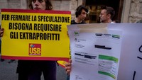 Massa membawa spanduk tagihan listrik dan bendera USB pada saat demo berlangsung. (Stefano Montesi/Getty Images)
