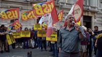 Pierpaolo Leonardi selaku sekretaris USB, berbicara di depan massa. (Simona Granati/Getty Images)