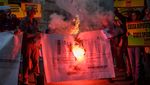 Warga Italia Demo Biaya Hidup Tinggi, Bakar Tagihan Listrik!