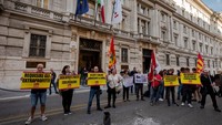 Warga melakukan aksi demi di depan markas Cassa e Depositi, Roma, Italia untuk menentang krisis biaya hidup mereka, Senin (3/10/2022). (Stefano Montesi/Getty Images)