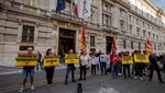 Warga Italia Demo Biaya Hidup Tinggi, Bakar Tagihan Listrik!
