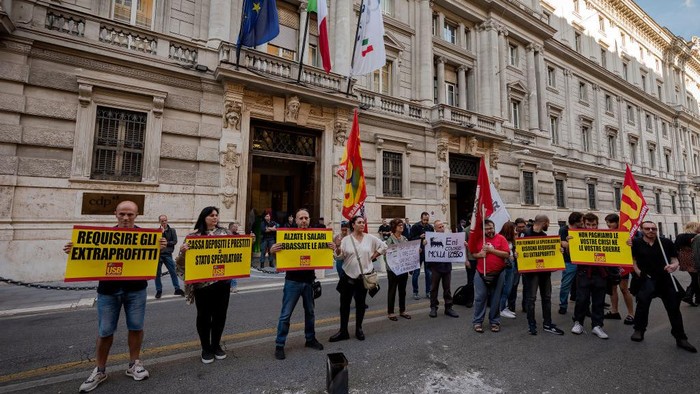 Warga melakukan aksi demi di depan markas Cassa e Depositi, Roma, Italia untuk menentang krisis biaya hidup mereka, Senin (3/10/2022).