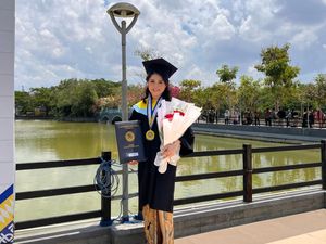 Wisudawan Unair Ceritakan Lika-liku Kuliah di Dua Kampus Sekaligus