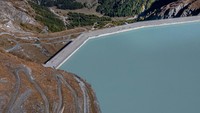 Bendungan ini memasok air ke empat pembangkit listrik tenaga air, termasuk Pembangkit Listrik Bieudron 1.269 megawatt.
