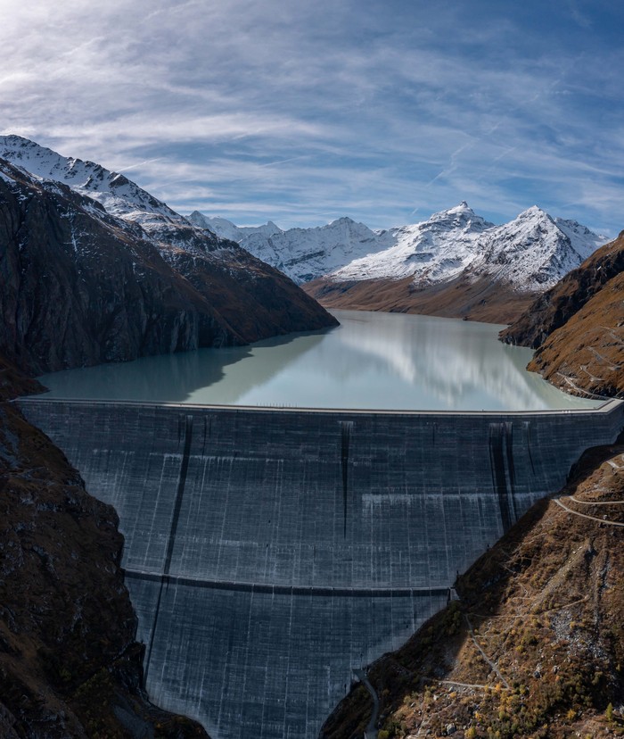 Wow! Bendungan Paling Jangkung di Eropa Diapit Perbukitan HEREMENCE, SWITZERLAND - OCTOBER 03: In this aerial view the Grande Dixence dam stands on October 3, 2022 near Heremence, Switzerland. The dam, which at 285 meters is the tallest in Europe, supplies water to four hydroelectric power stations, including the 1,269 megawatt Bieudron Power Station. Switzerland, in a bid to prepare for possible energy shortfalls this winter, has temporarily reduced the amount of water some dam operators are required to send into nearby streams, increasing the water available to hydroelectric stations. Switzerland generates approximately 60% of its electricity with hydropower. (Photo by Robert Hradil/Getty Images)