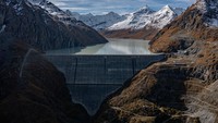 Pandangan dari udara Bendungan Grande Dixence Heremence, Swiss.
